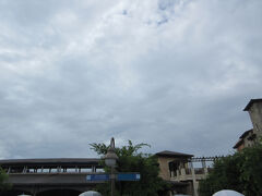 東京ディズニーシーに到着。開園の1時間ちょっと前です。いつもより列が短め？