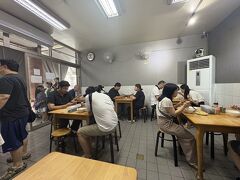 ということで、お気に入りの乾麺の店へ。
コロナ以降初めて来たけど、店がリニューアルされててますます賑わっていた！

