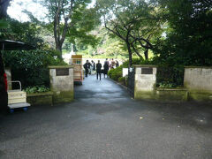 保土ヶ谷の英連邦戦争墓地の中にも、立派な入口があります。

最寄りのＪＲ駅は、保土ヶ谷駅です。
