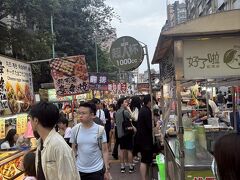 くたくたになってホテルに戻り、休憩した後。夕飯を求めて夜市へやってきたぞー！
少し綺麗になった寧夏夜市。めちゃ混んでる…
