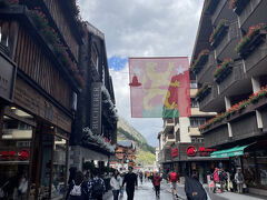 夫がホテルに預けた荷物を取りに行ってくれている間、子供と私はマクドナルドで休憩。