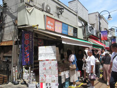 入って直ぐ左に在る「肉のサトー」
テレビで何回も見たお店です。