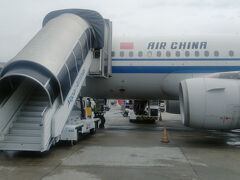 雨期に入ったカトマンズは曇り空で、２５度位でしょうか？
空港内のATMで３００００ルピーをキャッシングしてスマホのSIM設定します。

日本でインストールしておいた配車アプリ（インドライブ）でバイクタクシーを手配して、タメル地区のホテルに向かいます。（１４０円/５ｋｍ程）
インドライブはほぼＧｒａｂと同じ様な使い勝手ですが、取扱いは現金のみなのとＧｒａｂの様なジャンパーを着ていなくて、普段着のお兄さんがドライバーです。