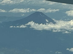 　「富士山が見えます」との機内放送も入りました。