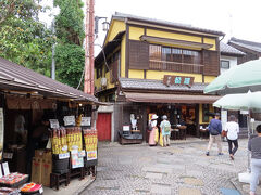 懐かしい・・・。
15年ぶりだ。
まだ時間が早かったので空いていますが、お昼を食べて戻ってきたら中学生で大混雑ｗ
麩菓子も初めて買いましたが、元住民としてはちょっと気恥ずかしかったです。