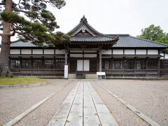 【旧東田川郡役所】＊県指定有形文化財
入り口は階段があり神社やお寺っぽい雰囲気です

＊棟梁は当時庄内では第一人者といわれた高橋兼吉。山居倉庫（酒田市）なども手がけた棟梁とのことです（鶴岡市HPより）

