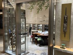 水曜日の午後、丸の内から徒歩でMOMAT 〔国立東京近代美術館〕コレクション展へ

途中、"パレスホテル" に寄り道

"京・清水焼 朝日堂"
https://www.asahido.co.jp/