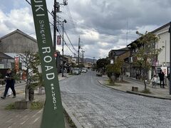 水木しげるロードを進んで行きます。