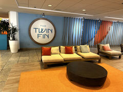 ハワイ・ワイキキ『The Twin Fin Waikiki』1F

2022年11日に開業したホテル『ツイン フィン ワイキキ』の
1階の写真。

旧『アストン ワイキキ ビーチ ホテル』です。

『ハイアット プレイス ワイキキ ビーチ』からパオアラカニ通りを
ワイキキビーチ方面に歩いてきました。

レストラン【ルルズ ワイキキ】を探しています。どこにあるのかな？

ここまでのブログはこちら↓

<ハワイ限定特集★『ホールフーズ マーケット』のエコバッグ★
2024年10月、【ディーン＆デルーカ】カカアコ・コウラ店が
オープン！【ディーン＆デルーカ ハワイ】ザ・リッツ・カールトン・
レジデンス・ワイキキビーチ店やロイヤル・ハワイアン・センター店
限定トートバッグ【ホノルル コーヒー】モアナ サーフライダー店＆
原宿店でパンケーキやアサイーボウルをいただきます♪>

https://4travel.jp/travelogue/11974853

<ANAのフライング・ホヌで行くハワイ ① 成田国際空港第1ターミナル
第2サテライト搭乗口22番ゲート付近＆第5サテライト搭乗口52番ゲート
付近『ANAラウンジ』プライオリティ・パス【肉料理やきすきやんま】
『IASS エグゼクティブ ラウンジ 1』ブランドの免税店>

https://4travel.jp/travelogue/11974972

<ANAのフライング・ホヌで行くハワイ ② 成田国際空港第1ターミナル
2025/2月にオープンしたトルコ航空のラウンジ『ターキッシュ 
エアラインズ ラウンジ』で優雅にトルココーヒーを♪
『ユナイテッドクラブラウンジ』プライオリティ・パス
『IASS スペリオール ラウンジ 希和 -NOA-』
【ジャパニーズグリル＆クラフトビール TATSU】『KALラウンジ』>

https://4travel.jp/travelogue/11974973

<ANAのフライング・ホヌで行くハワイ ③ 成田国際空港－ハワイ・
ホノルルのダニエル・K・イノウエ国際空港間NH184便（A380-800）
フライング・ホヌ搭乗記♪サプライズに感激！ANAビジネスクラス★
ANAプレミアムエコノミークラス★ANAカウチシート、機内食>

https://4travel.jp/travelogue/11980607

<ANAのフライング・ホヌで行くハワイ ④ シャトル、ザ・バス、
Uberなどホノルルのダニエル・K・イノウエ国際空港～ワイキキへの
移動方法★2012年4月に開業したホテル『ハイアット プレイス 
ワイキキ ビーチ』宿泊記★お部屋からの眺望★リゾートフィー>

https://4travel.jp/travelogue/11983251