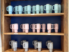 ハワイ・ワイキキのシェイブアイス【アイランド・ヴィンテージ・
シェイブアイス】のオリジナルのステンレスタンブラー。

ミントカラーがかわいいかも。「Aloha」と書かれています。

画像を拡大してご覧ください。

【アイランド・ヴィンテージ・コーヒー】にも売ってます。