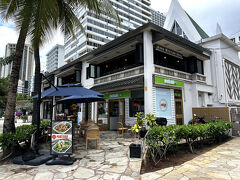 ハワイ・ワイキキ【Poké Bar Waikiki】

カラカウア通りをダイヤモンドヘッドと反対方向に歩いていきます。

こちらも何か新しそうなお店。

ポケ丼【ポケバー ワイキキ】カラカウア通り店。

ハワイはポケ店が増えまくりです笑
ワイキキ・ビーチ・ウォークで載せたお店と一緒でしょうか？

<ANAプレミアムエコノミークラスで行くハワイ ⑨ 新フードコート
「ラナイ」『アラモアナセンター』『ターゲット』『オフフィフス』
『ニーマンマーカス』『ロングスドラッグス』>

https://4travel.jp/travelogue/11475761
