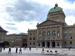 連邦議会議事堂
緑のドーム型の屋根が目立つ、大きな立派な建物です。
