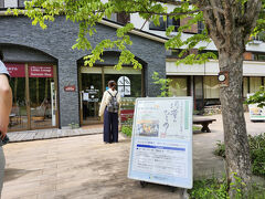 どこでお昼にしようか。。。。。
橋を渡るとホテルが数件。