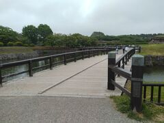 一の橋を渡ります。