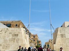 そして城壁の外からヴァレッタのシティ ゲートが見えてきました。このゲートは要塞都市ヴァレッタの入り口なのです。
角度が美しい傾斜した巨大な一対のブロック石で旧市街の城壁が開かれています。城門から街中までは一本道。
さっそく城壁の内側の旧市街に戻ります。