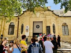 【聖ヨハネ大聖堂】
バレッタを訪れる観光客は必ずと言っていいほど訪れるカテドラル。外観はとてもシンプルですが、聖ヨハネ騎士団によって作られた歴史ある聖堂です。

この日、個人観光客もツアーの観光客もたくさんいたので、オンラインチケットの専用レーンでも入る前に炎天下の中けっこう待たされました。
(入場料 15€)