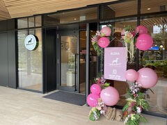 東京・原宿『代々木公園BE STAGE』1F【NORTH SHORE CAFE】

2025年4月25日にオープンしたハワイアンカフェ
【ノースショアカフェ】のエントランスの写真。

【Tiki's Tokyo】に併設する【NORTH SHORE CAFE】では、
ハワイアンコーヒーや揚げたてのマラサダ、クリーミーな
アイスクリームなど、テイクアウトもできるメニューを
ご提供しています。
さらに、ハワイの伝説のサーファーの名前を冠したブランド
「DUKE KAHANAMOKU」のアパレルアイテム、ドリップパック
コーヒー、パンケーキミックスなども販売しています。

https://tokyu.yoyogi-cpark.com/shop/detail/132