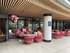 東京・原宿『代々木公園BE STAGE』1F【Tiki's Tokyo】

2025年4月25日にオープンしたハワイアンレストラン
【ティキズ トウキョウ】のテラス席の写真。

予約されてる方が多くて並びました（私たちは予約せずに来店）。

テラスにあるピンクのソファ席に座ります。

ワイキキ発の人気レストラン【Tiki's Grill & Bar】が、
代々木公園BE STAGEに日本初上陸！

https://www.tikis.jp/