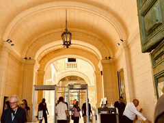 続いて【騎士団長の宮殿】へ。
Grandmaster's Palace
(入り口がわかりにくかったので、外観の写真撮ってなかった…)

文字通り、歴代マルタ騎士団長が住んでいた屋敷。豪華な内装の邸宅、執務室、兵器庫が見学できます。(12€)

現在は大統領官邸・会議場となっていて、また外国来賓などの応接用にも使われているようです。
したがって、一般に公開されているのはほんの一部です。また、上記の行事などが行われる場合には 、急遽休館となるようです。