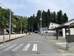 視界の先に目的地の『上杉家廟所』の森が見えてきました。