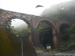 1892年（明治25年）に完成した碓氷第三橋梁（通称：めがね橋）です。全長91m、高さは川底から31mあります。レンガ作りの橋梁としては国内最大級のものです。アプト式鉄道の走っていましたが、廃線になって現在は遊歩道になっています。