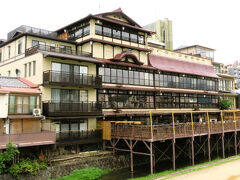 食事が終わった頃に雨が上がったので、テラスで写真を撮ってもらい、鴨川にかかる橋の上から建物全体を撮りました
この建物の見学ツアーもあるようなので、機会があったチャレンジしたいと思います。

