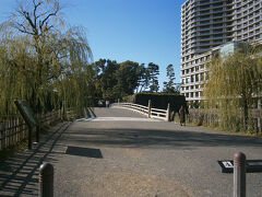 Ｄ２出口前の和田倉濠に架かる和田倉橋。
門名の由来は、近くに倉（蔵）があったことによります。
慶長の頃までは「蔵の御門」とも呼ばれていました。
