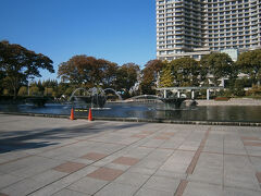 現在、和田倉橋の先にある和田倉噴水公園。
昭和３６年に天皇皇后陛下ご成婚を記念して作られた公園です。

