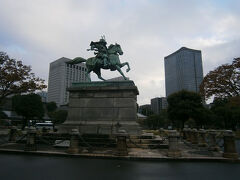 皇居外苑の一番南東の広場の中央に位置する楠木正成像。
高さ約４ｍ、台座を含めると約８ｍの高さを誇り、上野公園の西郷隆盛像、國神社の大村益次郎像と共に「東京の三大銅像」の一つとして数えられています。
楠木正成公が正慶２年（１３３３）に、隠岐の島から戻った後醍醐天皇を兵庫の道筋で出迎えたときの勇姿を象ったものです。

