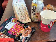 関空の国際線、プライオリティパスのラウンジがなく残念に思ってたのですが
アネックス六甲では PP特典としてドリンクとおつまみ、 サンドイッチのサービスが。
ちょうど朝食にぴったり。
これは嬉しいサービスです。