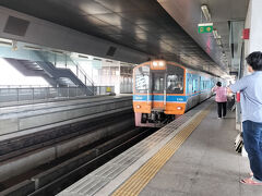 ホテルをチェックアウトしたらタイ国鉄のドムアン駅にやってきました。
今日はこの電車に乗って アユタヤまで行きます。
