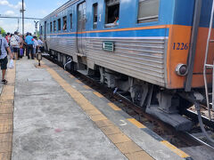 約40分ほどでアユタヤ 到着。

ここで結構な人数が下車。
多分この車両は チェンマイの方まで行くはず。