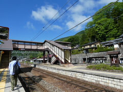 奈良井駅に到着です。
9時前だからそれほど観光客も多くなく、インバウンドもあまりいなかったので
列車から降りられないトラブルがなかったけど
この後まだ遅延が発生するんだろうなあ。