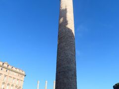てらてら歩いて戻ることにしました。「トラヤヌスの記念柱」です。