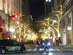 コレド室町と3つの東京ミッドタウン、計4か所でスタンプを集めるというイベントでした。
1か所目、コレド室町のインフォメーション付近でスマホを操作してスタンプを取得。
