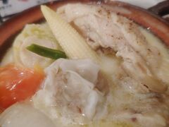 おでんの具材は、鶏肉・トマト・玉ねぎ・ヤングコーン・焼売・ロールキャベツなど洋風テイスト。大きな鶏肉がドーンと入ってますが、しっかり煮込まれてホロホロなのでスプーンやお箸ですぐに崩れます。柚子胡椒をアクセントにご飯が進むし、スープだけ飲んでも美味。テレビでは、スープの中にご飯をぶち込んで雑炊風に食べてる人もいたな。

真夏のような30度超えの日でしたが、地下街自体は冷房ガンガン効いてますので、季節を問わずに楽しめそう。ここはまた行こう。