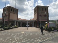 そんなわけで駅からすぐのショッピングモールへ
