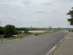 エレベーターで柴又公園側の出口へ
公園の前にはしっかり舗装された【江戸川堤】(-_-)