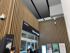 　5時30分過ぎにスカイハブラウンジを出て、もうひとつのマティーナラウンジへ、こちらは午前6時からの営業です。プライオリティパスで入れます。
　オープン前から結構な列でした。