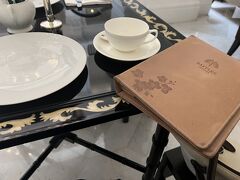 ティーカップをはじめ、食器はすべて白でシンプル。