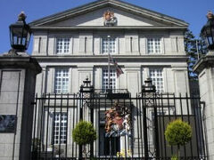 以前訪れたのは、日本の儀式に合わせ。習慣に基づき、半旗になっていた折です。

大使館の旗は、なぜかUnion Jackではなく、英国海軍旗でした。

イギリス大使館は、千鳥ヶ淵の南側にあります。