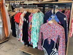 RIP CURL サーファンのブランドみたいですね。ビーチウェアがたくさんありました。