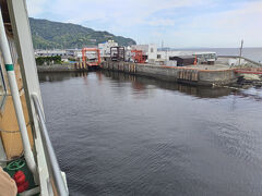 ここ金谷港は狭い港内で船を回頭するのが見もの。
これはぜひ、デッキに出て見てもらいたいです。