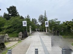米沢城跡および上杉神社の入口にあたる『舞鶴橋』にやって来ました。

米沢のメジャースポットだけあって、参拝客や観光客は上杉家廟所よりも多かったですが、今回消しゴムマジックで画像を加工して掲載してみました。

右下の影がやや気になります。