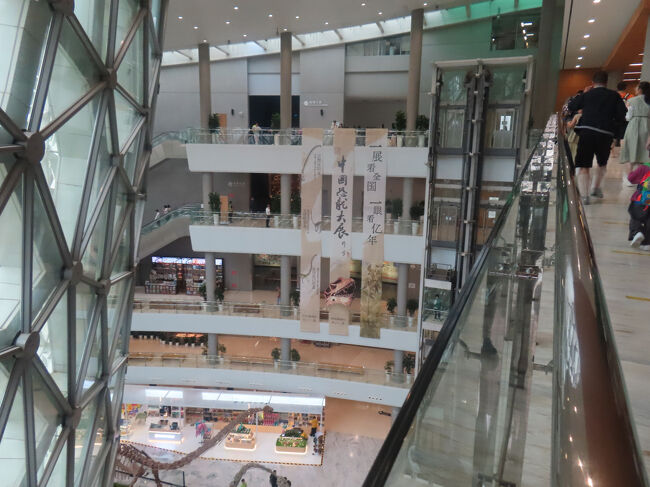 上に上がると館内の様子がよく見えます。まずは最上階の２階に上がらせて、このスケールを見せつけたあと、順次下へ観覧させようという作戦のようです。