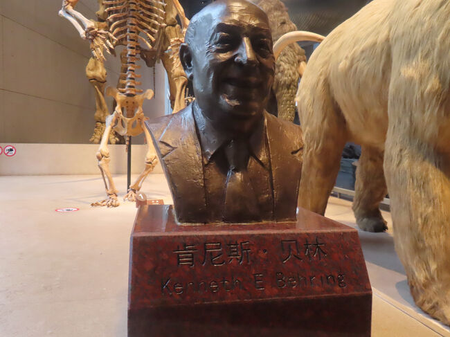 こちらは、米国の不動産開発業者だったケン・ベーリングさん。スミソニアンの自然史と歴史の博物館への莫大な寄付をした大富豪ですが、中国でも10以上の自然史関係の博物館にこのような動物標本や原寸模型を寄贈したそうです。