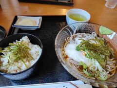 暑さに参り、ちょうどお昼時になったので、目の前のお店・鎌倉五山に入ります。
けんちん汁が有名なようですが、冷やしとろろそばと紫陽花ご飯（炊き込みご飯）のセット。タイムスリップしたような雰囲気のお店でした。

