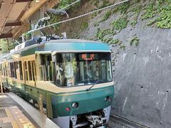 鎌倉駅から江ノ電に乗りました。（柱を消しゴムしてます）