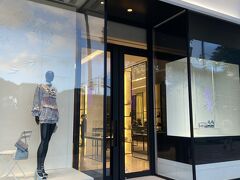 CHANEL   ここラグジュアリーロウは、GUCCIやmiu miu等高級なお店が並びます