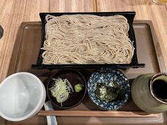 居酒屋で相当酔っぱらった後、「みよ田」で、しめの信州そば。やっぱ信州のそばは、レベルが高い。美味しいですねえ。